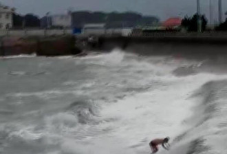 台风天他冒险下海游泳 公安和武警惊险救援