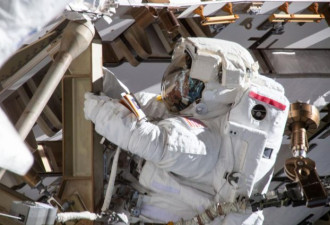 CBC直播加拿大宇航员走出空间站在太空行走