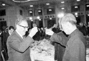 尼克松访华吃国宴,毛主席却给他加菜鱼尾巴