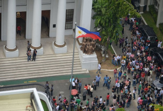菲律宾也发生强烈地震!首都学生抱头撤离