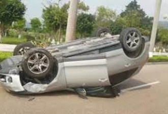 司机低头捡手机致失控 广东三车相撞5人死亡