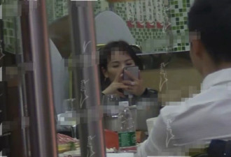 刘涛深夜约饭局被同桌神秘男子一把搂住 不一般