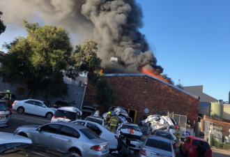 悉尼汽修厂突发大火 现场浓烟滚滚 两工人受伤