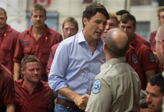 加拿大总理杜鲁多探访BC省山火灾区