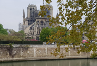 大火扑灭后 现场探访巴黎圣母院...