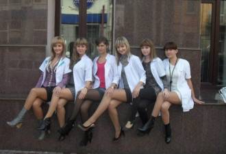 俄罗斯美腿大赛，参与的都是美丽的医务工作者