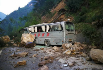 九寨沟游客巨石砸在大巴旁 45人与死神擦身而过