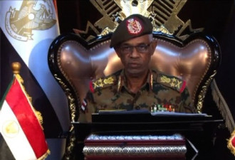 苏丹防长推翻总统一天后辞去过渡委员会主席