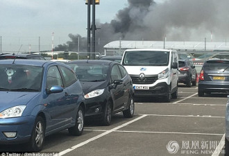 英国伦敦附近机场飞机库爆炸 黑烟滚滚