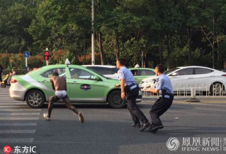 黑人男子安徽寻衅滋事 警察当街围捕