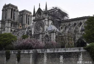 巴黎圣母院灾后画面曝光 屋顶洞开遍地焦炭