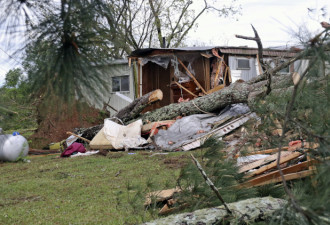 龙卷风夷平德州小镇 风暴横扫南部树倒压死2童