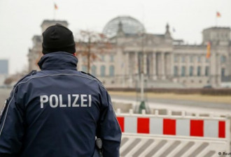 2名中国游客行纳粹礼 在柏林国会大厦前被捕