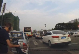 老外成都街头撞车 竖中指吐口水