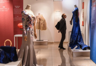 中国丝绸服装展在莫斯科开幕 现场演示手工织造