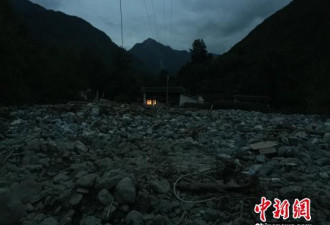 甘肃泥石流：村庄被“撕裂” 村民敲锣鼓救千人