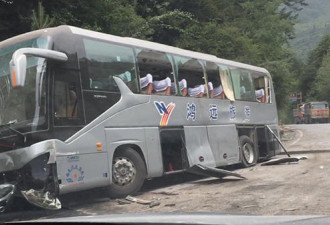 九寨沟地震:救援官兵站一排用身体掩护游客撤离