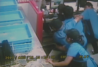 厉害了！多伦多披萨店员徒手制服一名持枪抢匪