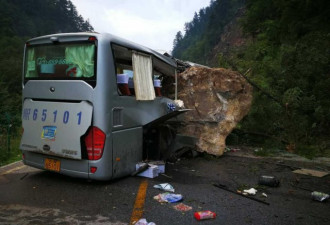 九寨沟地震现场轿车被滚落石块砸变形公路裂缝