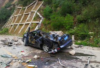 九寨沟地震现场轿车被滚落石块砸变形公路裂缝