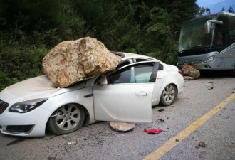 九寨沟地震现场轿车被滚落石块砸变形公路裂缝