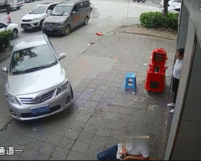 监控实录：男子超市门口玩手机 被汽车撞进ICU