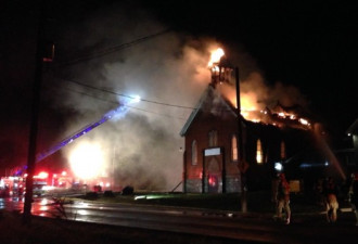 今天凌晨伯灵顿教堂起火焚毁