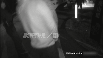 男子和老婆吵架后砸警车 想进去待几天 警察:行