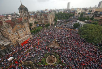 印度逾50万人上街抗议 孟买交通瘫痪