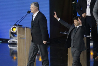 喜剧演员当选了乌克兰总统后 与妻子激烈热吻