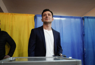 喜剧演员当选了乌克兰总统后 与妻子激烈热吻