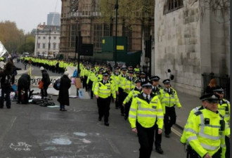 脱欧没定 英国又摊上事：300多人在抗议中被捕