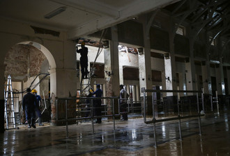 斯里兰卡爆炸教堂内部首次清理 仍有血腥味