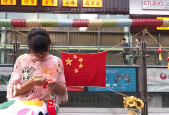 上海90后妈妈产后抑郁，她给整街栏杆织上毛衣