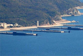 卫星照片首次显示中国4艘战略核潜艇同框