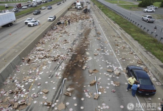 一条布满了酱料、芝士和肉肠的美国公路