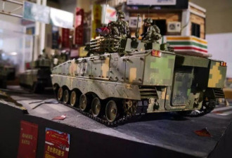 北京模型赛出现解放军坦克在台湾街头作品