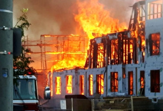 今晴天22C Whitby大火10幢镇屋被焚损失600万