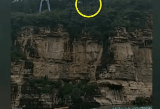 北京一游客蹦极时发生意外 掉下悬崖坠入水中
