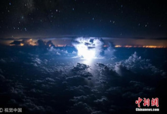 太震撼！在飞机上遇到雷暴赶紧拍下来