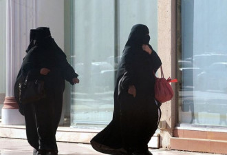 穆斯林妇女逛内衣店被盯上，引全国争议