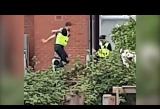 英国警察在缉毒行动中玩起蹦床，引发民众愤怒