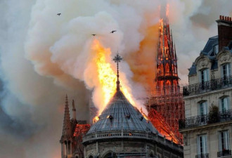 视频拍到法国巴黎圣母院有人纵火？真假难辨