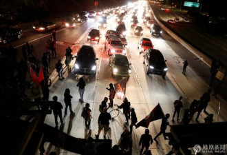 美国加州民众堵住高速 抗议弗州暴力冲突