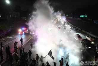 美国加州民众堵住高速 抗议弗州暴力冲突