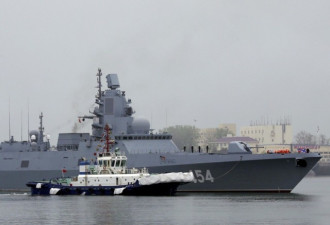 俄最先进神盾舰抵达中国 舰艇官兵保持举手礼