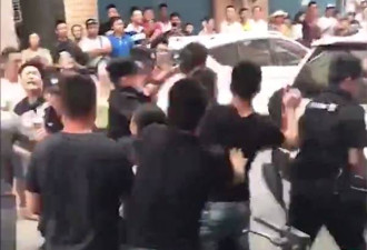 湖南派出所长与人口角中鸣枪示警 遭殴打