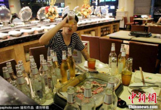 90后小伙一顿喝200瓶啤酒