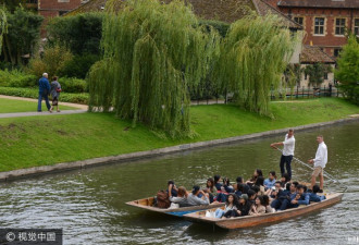 暑假的剑桥大学路上 船上都挤满了中国人