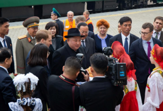 金正恩抵达俄哈桑火车站，俄方举行了欢迎仪式